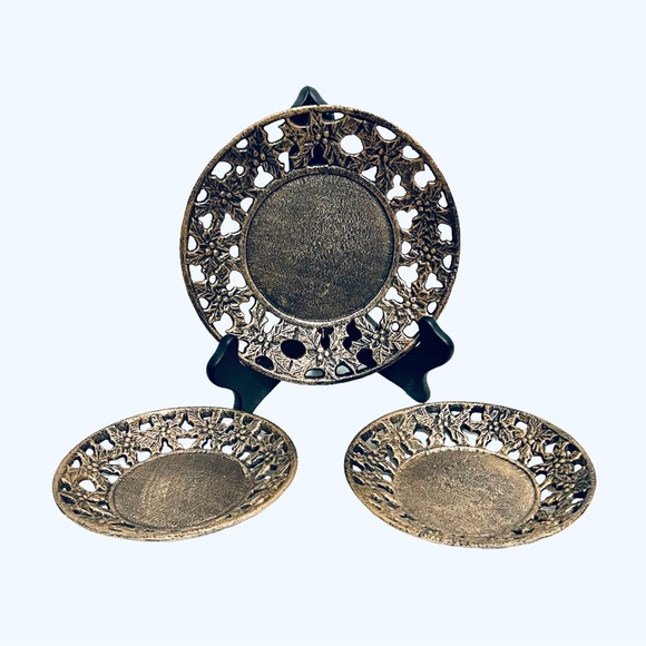 Vintage Cast Iron Christmas Holly & Berry Pattern Decorative Plate Set - Picture 1 of 7